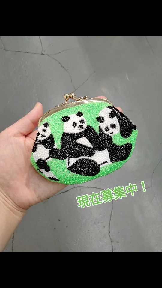 締め切り間近！

日本式ビーズ刺繍セミナー🪡

百貨店などで高級ビーズバッグを販売している平田ビーズさんとビーズ刺繍のセミナーを開催します。
伝統のビーズ刺繍を学び、ビーズバッグ職人の手で仕立てます。
高品質ビーズバッグを手にする機会です。今回はパンダ！

*━─━─━─━─━━─━─*

～ビーズバッグ職人シリーズ『パンダ模様』講習会～

*━─━──━─━─━─━──━*
前回の　なみ模様に続き、パンダの登場です！

仕上げた刺繍は平田ビーズさんの職人の手でがま口、またはL字財布にお仕立て。あなたの作品がとっておきの一品となります。

・開催日時　： 1日目 2025年6月19日（木）10:30-16:30（お昼休憩あり）
2日目 2025年7月3日（木）10:30-16:30（お昼休憩あり）

・会場　　　：トーホー株式会社東京支店2F　セミナールーム（浅草橋駅東口徒歩6分）

・受講料　　： 2日間　42,900円（税込）
【内訳：授業料15,000円（税別）+材料費（お仕立て代含む）24,000円(税別)】

日本シードビーズ協会
〒111-0052 東京都台東区柳橋1丁目9-11
トーホー株式会社 東京支店内　
TEL: 03-6858-3550（月～金: 10時～17時）
FAX: 03-3851-9787
Email: info@seedbeads.jp
HP: http://www.seedbeads.jp/

#平田ビーズ #tohobeads #ビーズ刺繍 #日本式ビーズ刺繍
