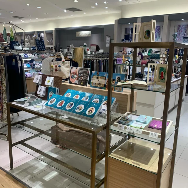 POPUPご案内
グランデュオ立川店1階デイリーパーツさんにて手作りキット「Beads de OHANASHI」「お花刺しゅうブローチ」のPOPUP開催中！
期間:6月11日〜6月17日まで。

手作りキットのPOPUPです！
Beads de OHANASHI ビーズ刺しゅうキット
皆さんも童話を幼少のころ読んだことがあるでしょう。今回ご紹介のBeads de OHANASHI（ビーズでおはなし）は、そんな童話をビーズ刺しゅうするキットになります。
白雪姫や赤ずきん、人魚姫など懐かしいお話しを思い返しながら、自分時間をビーズ刺しゅう🪡でチクチクと楽しみませんか♪
人気の童話6作品のキットです！

12ヶ月お花刺しゅうブローチ
1月〜12月の代表的なお花を表現したビーズ刺しゅうブローチキットです！
季節のお花サクラ🌸、アジサイ、ヒマワリ🌻など、季節を楽しみながらビーズ刺しゅうをしませんか？
ビーズ刺しゅう🪡初心者🔰でも刺し方など説明書のほかに動画で刺し方のポイントがご覧頂けるキットです。

最寄り駅:立川
グランデュオ立川
〒190-8554東京都立川市柴崎町3-2-1
TEL：042-540-2111
営業時間　10:00～20:30 (日曜・祝日のみ10:00〜20:00)

ビーズが好きな方、ビーズ刺しゅうに興味ある方のほか、お近くの方は、ぜひご来店くださいませ♪
皆様のお越しをお待ちしております(^^)/

#tohobeads#ビーズキット#手作り#ビーズ刺しゅう#刺しゅう#ビーズ#自分時間#チクチク#ギフト#プレゼント#ご褒美#立川#グランデュオ立川店