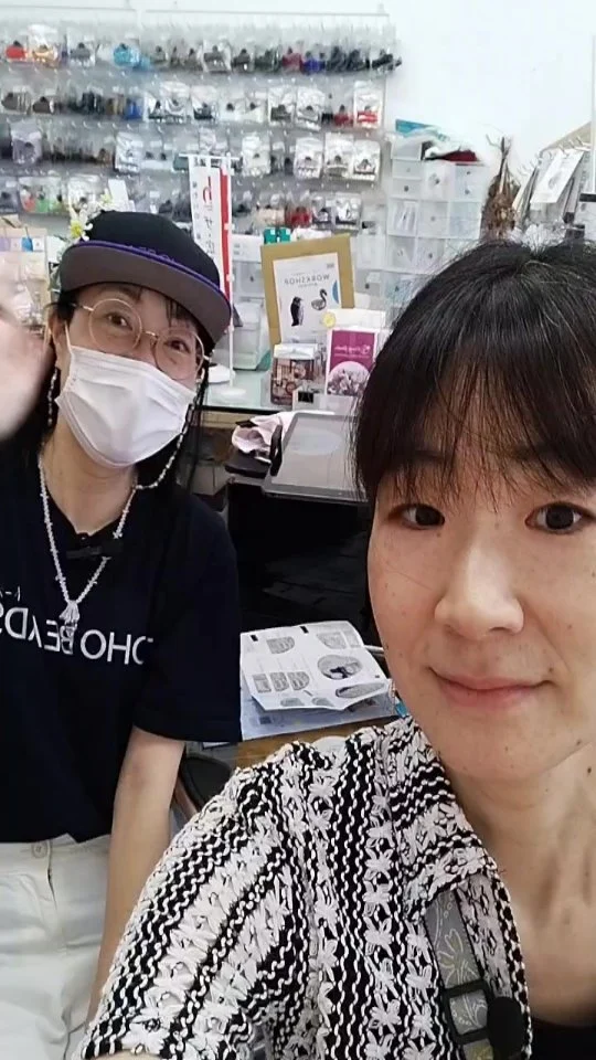 インスタライブ　アーカイブ6/27⭐️

📣 Live Meeting！
ビーズを一緒に楽しもう！

今月6月より
インスタライブを
定期配信いたします🎥✨

🎬 毎月 第4金曜日
（※変更がある場合は、Instagramにてお知らせいたします）

初回は
6月27日(金)9:30-10:00

📱配信アカウントは
@toho_beads 
もしくは
@toho.beads.style.gallery.t 

Gallery tより最新情報をお届けします💡

新着！蔵出しビーズのご紹介
企画展のご案内
取り扱い商品のご紹介 など…

ぜひお気軽にご視聴ください👀
コメントやご質問も大歓迎です☺️

皆さまのご参加を心よりお待ちしております💐
どうぞよろしくお願いいたします！

#ビーズ #beads #ビーズ大好き #handmade #ハンドメイド #手作りアクセサリー #蔵出しビーズ #tohobeads #トーホービーズ #トーホー #ビーズキット #ビーズ作品 #ビーズ初心者 #ビーズ販売中 #ハンドメイド好きさんと繋がりたい #ビーズ好きさんと繋がりたい #浅草橋 #ビーズショップ　#beadsshop #手芸 #てしごと#beadsembroidery #ビーズ刺繍 #ビーズアクセサリー