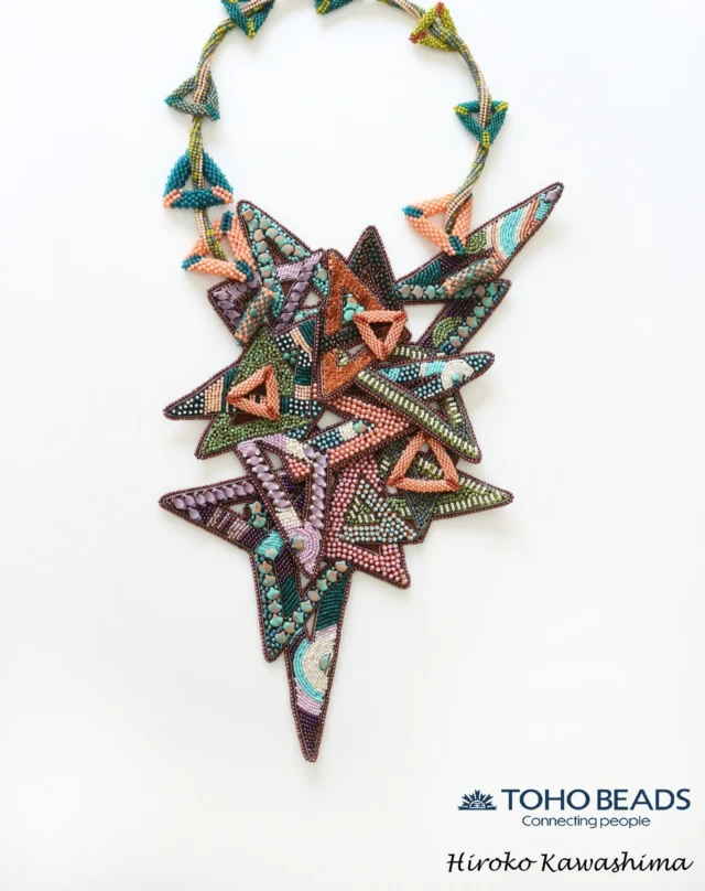 TOHO Challenge 2025 “Sonoran Sunset”
Featured Designer: Hiroko Kawashima （川島　宏子）
https://www.instagram.com/kawashima2284
Title: “Of the Sonoran Desert” ~ソノラ砂漠への想い~

「ソノラ砂漠を頭に描いてみました。カリフォルニア州、アリゾナ、メキシコ国境が接する付近に位置しているということで三角形をイメージしてみました。
20万年以前にできた洞窟があるが不毛地帯でなくユニークな動植物が生息している不思議な砂漠。土の色、空、夕日の色、サボテンや種々の動植物の色、それらの色でデザインしました。」
“I tried to paint a picture of the Sonoran Desert in my mind. Its location at the point where the borders of California and Arizona meet with the Mexican border made me go for an image of triangles. 
There are caves formed around 200 thousand years ago, but far from being a barren region, this intriguing desert teems with unique pants and animals. This is a design with the colors of the soil, sky and setting sun; the Saguaro and many types of plants and animals."

#tohobeads #tohochallenge2025 #teamtohobeads #starmanbeads #bobbybeadstore #twinklebeadsdortmund #ilovetohobeads #tohobeadsconnectingpeople #glassbeadart #tohochallenge
