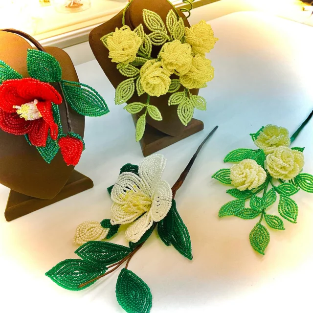 7月4日　ビーズフラワーディプロマ講座２日目🌼
先生の作品を間近で拝見できたり、作成したパーツを花の形に仕立てて、先生にフォーミング（形を整える）して頂きました
受講生のみなさまも熱心に技術を学んでいらっしゃいました😊