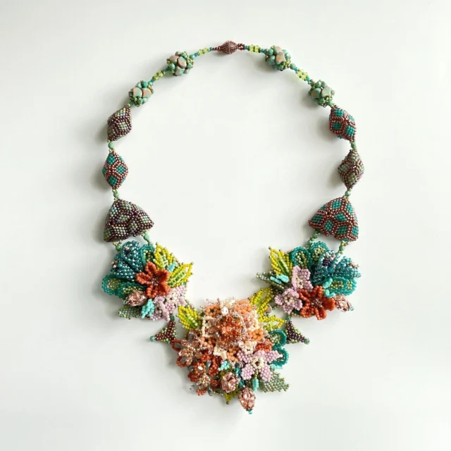 Take the TOHO challenge 2025 "Sonoran Sunset" 
Created by mini kit designer Konomi Ota (太田　好) from Japan
Title: Flowers
@izana.b 

See more at https://www.facebook.com/TeamTOHO/

#tohobeads #tohochallenge2025 #teamtohobeads #starmanbeads #bobbybeadstore #twinklebeadsdortmund #ilovetohobeads #tohobeadsconnectingpeople #glassbeadart #tohochallenge
#トーホービーズ #トーホーチャレンジ