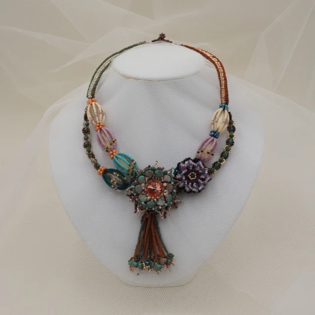 Take the TOHO Challenge 2025 “Sonoran Sunset” 

Created by mini kit designer Sugako Oshikawa (押川　すが子) from Japan
Title: Sunset (サンセット)

See much more at https://www.facebook.com/TeamTOHO/

#tohobeads #tohochallenge2025 #teamtohobeads #starmanbeads #bobbybeadstore #twinklebeadsdortmund #ilovetohobeads #tohobeadsconnectingpeople #glassbeadart #tohochallenge
#トーホービーズ #トーホーチャレンジ
