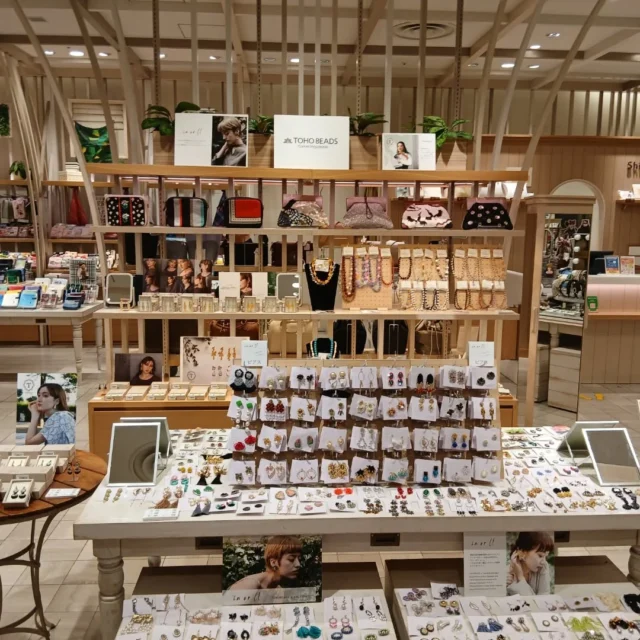 こんにちは🐵
渋谷ヒカリエ様2階の
トーホーポップアップ
いよいよ残り２日となりました🐱
おかげさまで大変ご好評を
頂いておりありがとうございます🐶
本日午後にinorU ピアス
追加予定ですのでお楽しみに
明日が最終日ですので
お見逃しなく🦄