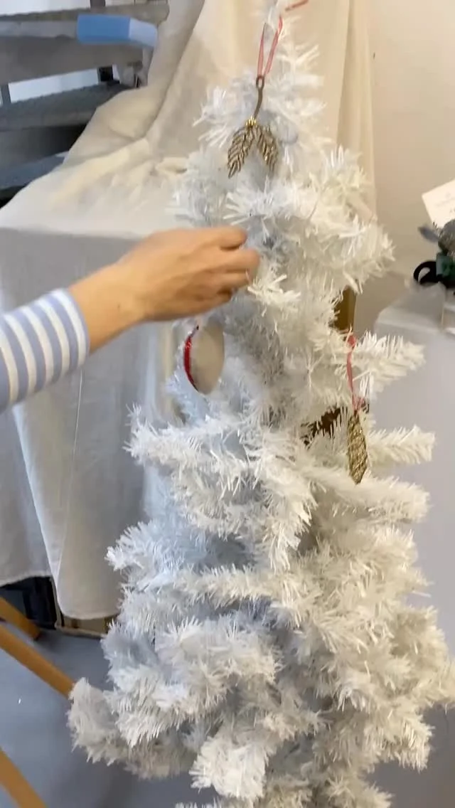 🎄寒くなってきました。
クリスマスの準備を早めにスタートしませんか？

クリスマスツリー🌲出しました。
現在、開催中のビーズデコ展のオーナメントと一緒に
シードビーズ協会で開催される
平田ビーズさんのビーズ刺繍オーナメントを飾りました☆

キラキラ🌟💖🎅
#tohobeads #トーホービーズ #ビーズ #ハンドメイド #平田袋物工芸 #シードビーズ協会 #galleryt