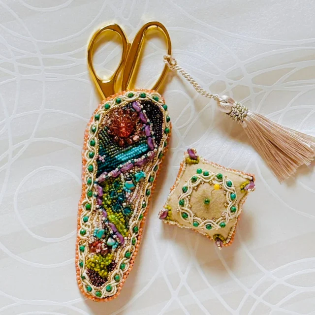 Take the TOHO Challenge 2025 "Sonoran Sunset"

Created by mini kit designer Megumi Sagara (相良　恵) from Japan
https://www.facebook.com/megumi.sagara
@megus1031 
https://ameblo.jp/megus1031/

Title: Scissors case and Pincushion 『From Earth to Sky　～Sonoran Sunset Glow～』
裁ちばさみのケースとピンクッション　『地から宙へ　～ソノラの夕映え～』

#tohobeads #tohochallenge2025 #teamtohobeads #starmanbeads #bobbybeadstore #twinklebeadsdortmund #ilovetohobeads #tohobeadsconnectingpeople #glassbeadart #tohochallenge
#トーホービーズ #トーホーチャレンジ