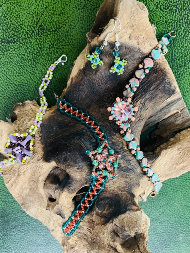 Take the TOHO Challenge 2025 "Sonoran Sunset"

Created by mini-kit designer Sabine Krebs (Germany)

See many more at https://www.facebook.com/TeamTOHO/

#tohobeads #tohochallenge2025 #teamtohobeads #starmanbeads #bobbybeadstore #twinklebeadsdortmund #ilovetohobeads #tohobeadsconnectingpeople #glassbeadart #tohochallenge
#トーホービーズ #トーホーチャレンジ