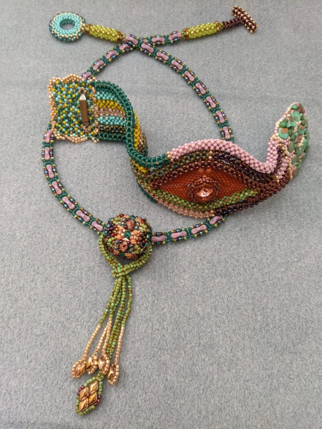 Take the TOHO Challenge 2025 "Sonoran Sunset"

Created by mini kit designer Vera Dost (Germany) 
Title: The Treasure of the Chumash

See many more at https://www.facebook.com/TeamTOHO/

#tohobeads #tohochallenge2025 #teamtohobeads #starmanbeads #bobbybeadstore #twinklebeadsdortmund #ilovetohobeads #tohobeadsconnectingpeople #glassbeadart #tohochallenge
#トーホービーズ #トーホーチャレンジ