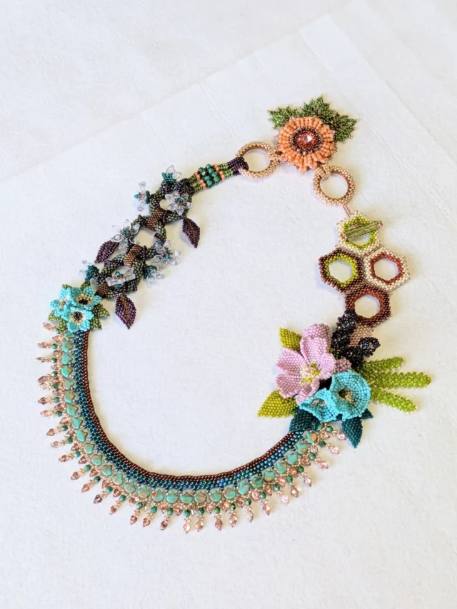 Take the TOHO Challenge 2025 “Sonoran Sunset”

Created by mini kit designer Misako Takeo (竹尾 美砂子) from Japan
@misaneko_nyanko
Title: Botanical Garden

See many more great pieces at https://www.facebook.com/TeamTOHO/

#tohobeads #tohochallenge2025 #teamtohobeads #starmanbeads #bobbybeadstore #twinklebeadsdortmund #ilovetohobeads #tohobeadsconnectingpeople #glassbeadart #tohochallenge
#トーホービーズ #トーホーチャレンジ