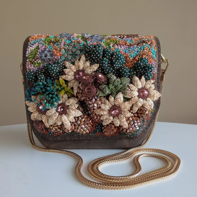 Take the TOHO challenge 2025 “Sonoran Sunset”

Created by mini kit designer Yuko Mano (真野　優子) from Japan

See many more great pieces at https://www.facebook.com/TeamTOHO/

#tohobeads #tohochallenge2025 #teamtohobeads #starmanbeads #bobbybeadstore #twinklebeadsdortmund #ilovetohobeads #tohobeadsconnectingpeople #glassbeadart #tohochallenge
#トーホービーズ #トーホーチャレンジ