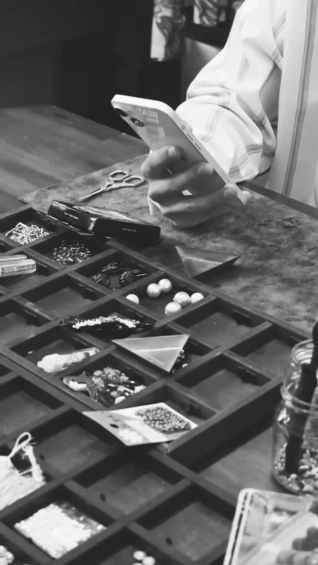 スマホをちょっと置いて

…

ユニセックスのデザインなら、
男性も女性も
おそろいのアクセサリーを楽しめます。

ユニセックスなアクセサリーに
ぴったりなメタリックなスリーカットビーズ
やチェコメイトビーズ

あみいとを使用すると、
針がなくても簡単にビーズを通す事ができます

…

Enjoy me time
私時間を楽しむタカラバコ 

and t by TOHOBEADS
@andt_tohobeads 

キットはプロフィールのURLを
チェック✅

noteもチェック✅
詳しくはプロフィールもしくはハイライトから

フォローお願いいたします☺️

#tohobeads #ビーズ時間 
#自分時間