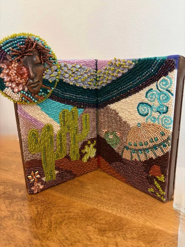 Keep taking the TOHO Challenge 2025 'Sonoran Sunset' 
Created by mini-kit designer Marta Andersen 
Title: Sonoran Desert Meets Roswell

I was inspired by my spring road trip where we traveled to 17 states in 49 days. 
Techniques: Backstitch and peyote

There are many more to see at https://www.facebook.com/TeamTOHO/

#tohobeads #tohochallenge2025 #teamtohobeads #starmanbeads #bobbybeadstore #twinklebeadsdortmund #ilovetohobeads #tohobeadsconnectingpeople #glassbeadart #tohochallenge
#トーホービーズ #トーホーチャレンジ