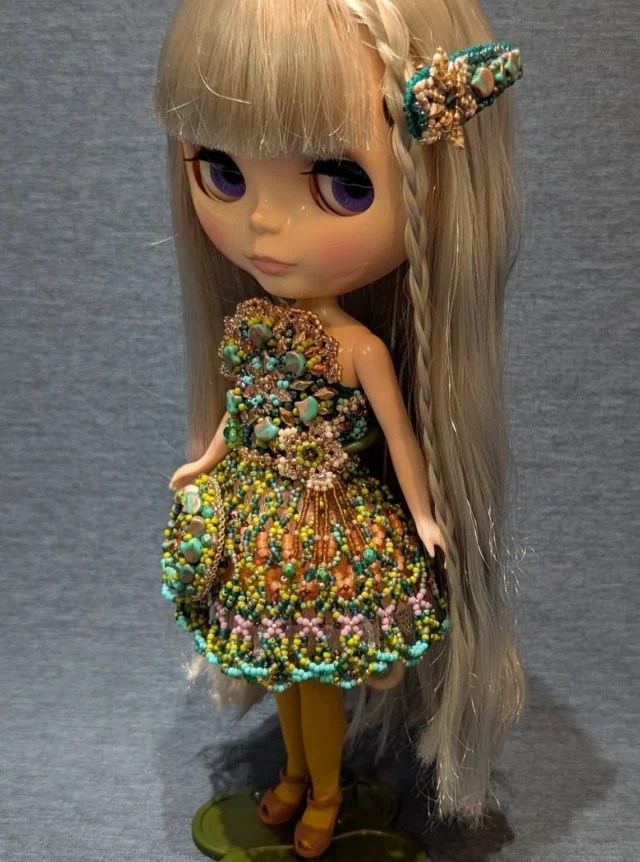 Take the TOHO Challenge 2025 “Sonoran Sunset” 
Created by mini kit designer Masami Urushihara (漆原 昌美) from Japan. 
@maimybeads 

Title: 1/6 Doll Dress, Brooch, Hair Clip　1／6ドールドレス、ブローチ、ヘアクリップ

See many more at https://www.facebook.com/TeamTOHO/

#tohobeads #tohochallenge2025 #teamtohobeads #starmanbeads #bobbybeadstore #twinklebeadsdortmund #ilovetohobeads #tohobeadsconnectingpeople #glassbeadart #tohochallenge
#トーホービーズ #トーホーチャレンジ