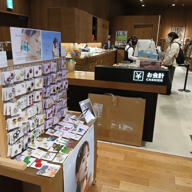 本日より🐸
蔦谷書店幕張店様にて
inorU 販売を開始しました🐣
期間限定で年末年始も販売します🦄
この機会に是非お越しください🐹
場所は
イオンモール幕張新都心内1階
最寄駅
幕張豊砂駅下車
皆様のおこしをお待ちしておりまー🐥