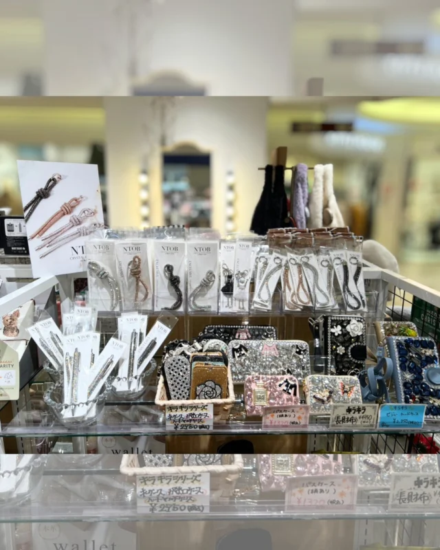 NTOBを納品しました！

横須賀中央の グリフォネ さんにて、ホリデーシーズンにぴったりなNTOBのキラキラバックチャーム・ボールペンをならべていております。

大切な方へのギフト選びにも、自分へのご褒美にも。
クリスマスのきらめきと一緒にお楽しみください。

📍横須賀モアーズシティ2F
グリフォネ横須賀店（griffonner）

• 	住所：神奈川県横須賀市若松町2-30
• 	場所：横須賀モアーズシティ 2F
• 	最寄り：京急 横須賀中央駅から徒歩約1分（約66m）
• 	電話番号：046-876-8703
• 	営業時間：10:00〜21:00