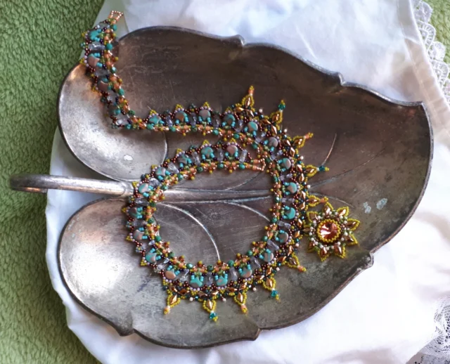 Keep taking the TOHO Challenge 2025! 
'Sonoran Sunset'

Created by Martina BEDAU (Germany)
Title: Franziska Helene

#tohobeads #tohochallenge2025 #teamtohobeads #starmanbeads #bobbybeadstore #twinklebeadsdortmund #ilovetohobeads #connectingpeople #tohobeadsconnectingpeople #glassbeadart #tohochallenge
#トーホービーズ #トーホーチャレンジ