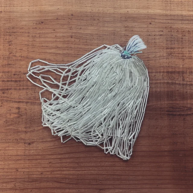 糸通しビーズをほどく時にわかりやすくするため結んでいる紐の色を３色にしました。
徐々に仕様変更していきますので
よろしくお願い致します。

糸通しビーズの束を解くときに
①水色を解くと・・・
ばらけて小さい束が１０こになります。
②その後、青色を解くと・・・
一本の糸に通ったビーズに。

#toho#tohobeads#ビーズ＃糸通し＃糸通しビーズ＃トーホービーズ