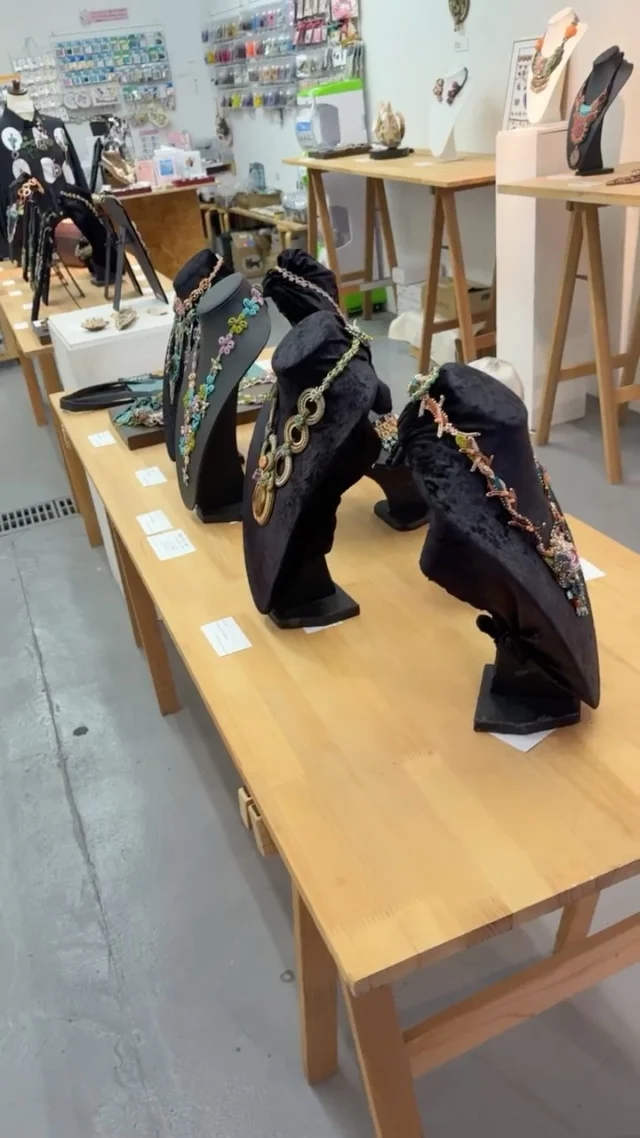 インスタライブ1/28

Gallery tにて開催中の
トーホーチャレンジ2025
本日、最終日。
展示会は無事に終了いたしました。

終了間際のゲリラライブに

参加作家の
しのはらみわさん
本間久美子さん
に急遽、出演いただきました。

ご出演
ありがとうございました

…

TOHO Challenge 2025 Exhibition
Sonoran Sunset ~ソノラ砂漠の夕日~ 
2026年1月22日［木］ - 1月28日［水］
時間／10:00 –17:00／入場無料／＊24日（土）オープン、25日（日） 休廊

会場：TOHO BEADS STYLE Tokyo Gallery t
〒111-0052　東京都台東区柳橋1丁目9-11

今回のカラーセレクションのテーマは、”ソノラ砂漠の夕日”。

アメリカからメキシコにまたがる広大な砂漠の美しい夕日と風景から今回の色を選びました。
ソノラの夕日を映す岩々の色とエネルギーは、平和と静けさをもたらし、内面の強さと活力を高め、精神のバランスを調和します。ソノラの岩は、創造的なエネルギーを具現化し、イノベーションや芸術的表現を感化し、愛を伝える力を持っています。
このキットが、みなさまのクリエイティブな夢を実現するインスピレーションとなりますように！

-by Rochelle Peterson （トーホーチャレンジ コーディネーター）

トーホー チャレンジとは？
同一の資材キットを使って制作される、数々の作品の多様性をお楽しみいただくユーザー参加型企画です。 デザインやテクニック、資材の使用方法など、ビーズが持つ無限の可能性を世界中の皆様と共有いただけます。
作品はfacebook上で発表されています。
https://www.facebook.com/TeamTOHO

フィーチャーアーティストとは？
トーホーチャレンジのスポンサーから推薦を受けた期待のアーティスト。日本では初めて、海外アーティスト作品を含む全作品がGallery tに集結いたします。
TOHO BEADSアドバンストデザイナーとは？
トーホー㈱および日本シードビーズ協会内でのトップデザイナーです。
周藤 紀美恵 先生 ・ 山田 恵美 先生 ・ 髙木 洋恵 先生
ビーズ界を代表するデザイナーの作品をお楽しみください。

＊今回ご多用につき周藤先生の作品展示の予定はございません。