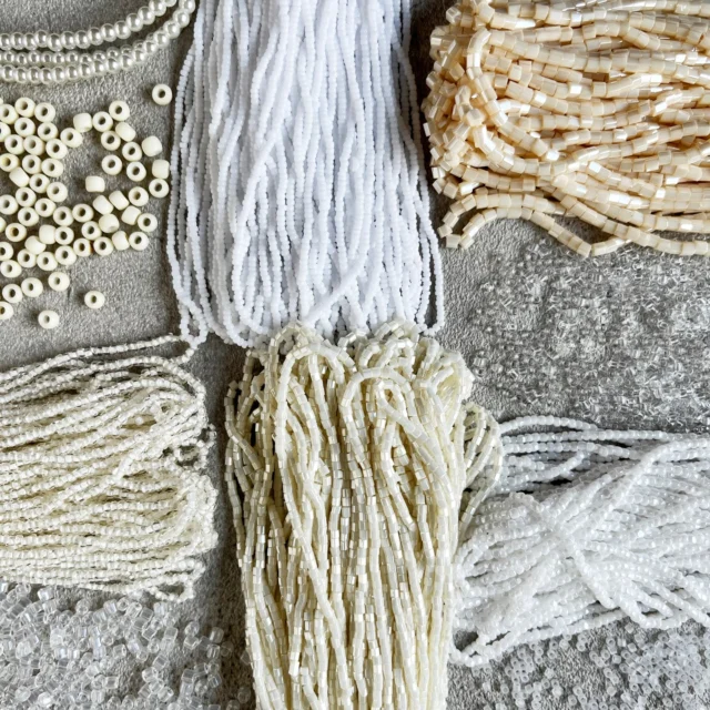 白、しろ、シロの世界。
昨日から日本各地で
真っ白な雪景色が広がっているよう。
雪かきや凍った道での移動、
どうぞみなさん十分にお気をつけて。

トーホービーズには、
驚くくらいたくさんの白の種類があります。
並べてみると本当にきれいで美しい。
白でもこんなに個性があるんだなと
じっくりみてしまいます。

TOHOのホームページには、
ビーズの検索機能があるのを
あまり知られていないので
今日はこちらをご紹介。

ホームページトップの中ほど右手、
「ビーズ検索」を押すと
種類、色、サイズ、加工の種類から
検索することが可能です。

こんな色がないかな、と思われた時には
ぜひこの機能を使ってみてくださいね。

TOHOBEADS公式HP
http://www.toho-beads.co.jp/
インスタプロフィールの
「TOHOBEADS」から公式HPでも！

#トーホービーズ #雪 #白 #検索
#tohobeads #beads #white #snow