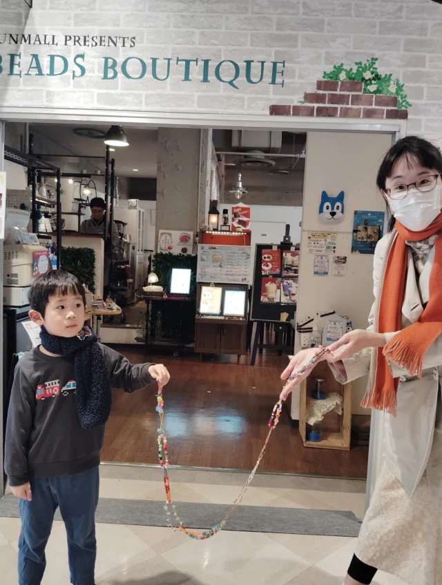 【ビーズブティック祝・5周年！】
@sunmallbeadsboutique
 
ビーズブティック５周年記念イベントで、ピースリングプロジェクトのワークショップを開催😊
 
ほぼ初めてビーズに触れる方から、手慣れたプロ級の方まで、 みなさん一粒一粒に想いを込めてリングを繋いでくださいました。
ご参加いただいた皆様、そして大切な作品を持ち込んでくださった皆様、本当にありがとうございました！つないだリングは、２日間でなんと、１０メートルを超えました！！
私たちが繋いだこのビーズが、大きな平和の輪になりますように。
Beads for Peace! ✨
 
引き続き、店内には回収ボックスを設置しています。 みんなの想い、アメリカへ届けましょう！ご来店をお待ちしております！！
 
･･･お問い合わせはこちら･･･
ビーズブティック（サンモール広島４F）
📍 広島市中区紙屋町2-2-18
📧beadshop@sunmall.co.jp
📸 Instagram：@sunmallbeadsboutique
 
#平和への願い #PeaceRingProject #