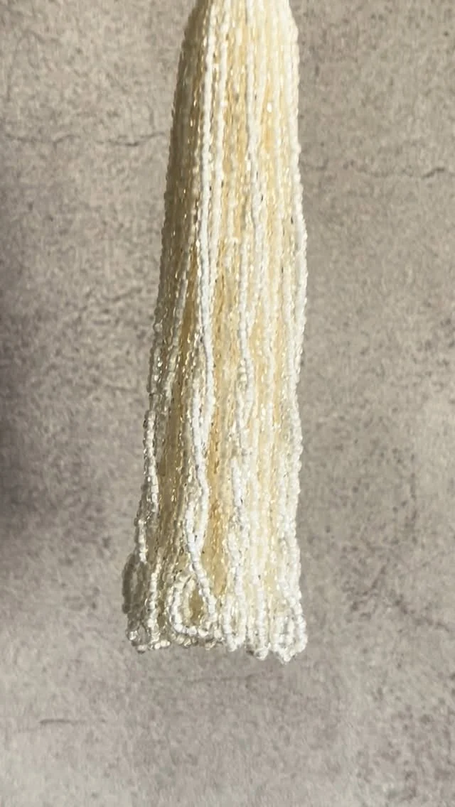 トーホーのある広島では、
陽射しが春を迎えて白く眩しくなってきました。

こちらはCR194
スリーカットの糸通しビーズ、色番号194
今日の光みたいと選んでみました。

#トーホービーズ #ビーズ #CR
#スリーカットビーズ #白