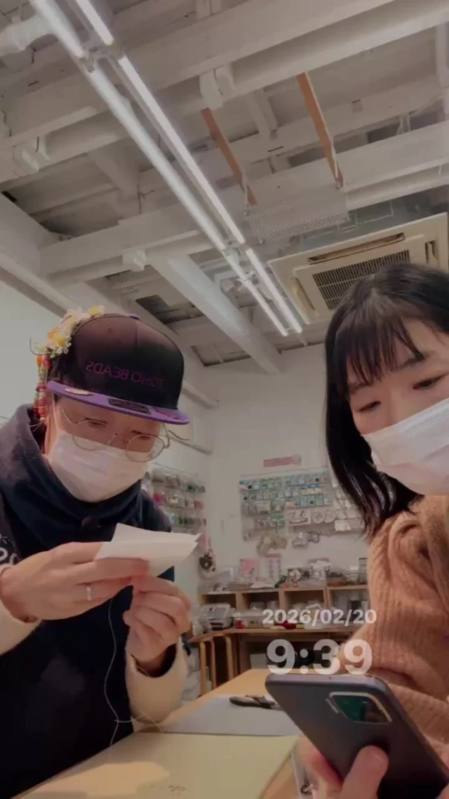 📣 ライブミーティングVlog.23のアーカイブ

・2026年2月20日（金）9:30から10:00

※作家さんのゲスト予定はございません。

📱配信アカウントは
@toho_beads 
もしくは
@toho.beads.style.gallery.t

トーホービーズより最新情報をお届けします💡

〜ラインナップ〜
Gallery tのご案内
シードビーズ協会からのお知らせ
新着！蔵出しビーズのご紹介
取り扱い商品のご紹介

ぜひお気軽にご視聴ください👀
コメントやご質問も大歓迎です☺️

今、この瞬間を共有する「ライブな時間」をお届け
リアルタイムでつながりながら、
ゆったりとした時間をご一緒できたら嬉しいです。

皆さまのご参加を心よりお待ちしております💐
どうぞよろしくお願いいたします！