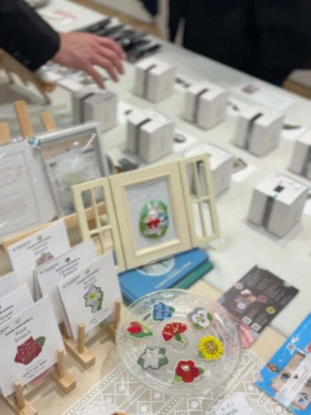 本日から開催！

日本橋三越本店より、三越手芸が開催されます。

トーホーからは
蔵出しビーズ、beads de ohanashi、鳥ビーズ刺繍ブローチ、お花ビーズ刺繍ブローチ、
インオアユーなど展開いたします！

またmaison des perlesの、かわいいキット達も一緒に販売いたします！
実物をみてお買い求めできる三越手芸へ、ぜひこの機会にお立ち寄り下さいませ♪

会場：日本橋三越本店 本館7階 催物会場
タイトル：〈三越手芸〉
会期：2026年2月25日(水)～3月2日(月)
営業時間：10:00～19:00
※最終日 18:00閉場

#三越手芸 #三越手芸2026
#三越伊勢丹 #日本橋三越