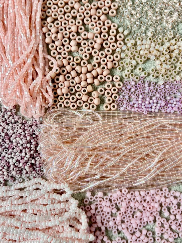 春は別れと出会いの季節ですね。
心が温かくなる想い出、
新生活への期待。
春の作品作りにピッタリの桜色を集めました。

合格発表を控えた受験生に、
これまでのたくさんの努力が報われて
サクラ咲きますようにと祈りを込めて。
努力は自分の力になる。

TOHOのたくさんの桜色を、
あなたの春におくります。

🌸色番のお問合せがありましたので、
コメント欄にて掲載しております。

#トーホービーズ #出会いと別れ #サクラ咲け #桜 #桜色 #ピンク #tohobeads #beads #sakura #pink