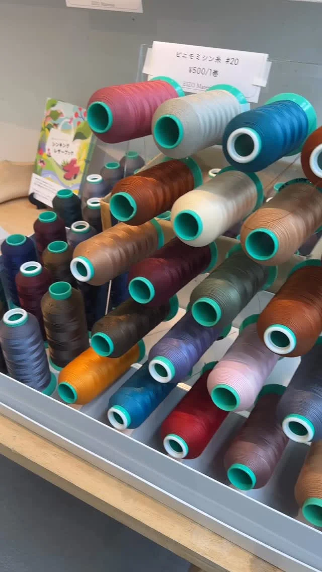 靴屋の蔵出しMATERIAL MARKET
～サステナブルな素材のバトン〜

2026年3月3日［火］ - 3月12日［木］
時間／10:00 –17:00／入場無料／土日祝日休廊
会場：TOHO BEADS STYLE Tokyo Gallery t
〒111-0052　東京都台東区柳橋1丁目9-11
TEL／03-3862-8549

靴づくりの現場で眠っていたインポート革や金具など、プロ仕様のレア素材を特別販売！高品質ながら出番を失った「とっておきの品」が揃います。ハンドメイドを楽しむエッセンスとしてぜひ取り入れてみてください。

創業67年の歴史を持つ株式会社エイゾーは、埼玉県八潮市に自社工場を構える靴メーカーです。企画から製造まで一貫して行い、熟練の職人技で履き心地とデザインを両立。高品質な一足で足元から生活を支えています。

インスタグラム
https://www.instagram.com/eizoshoesfactory/