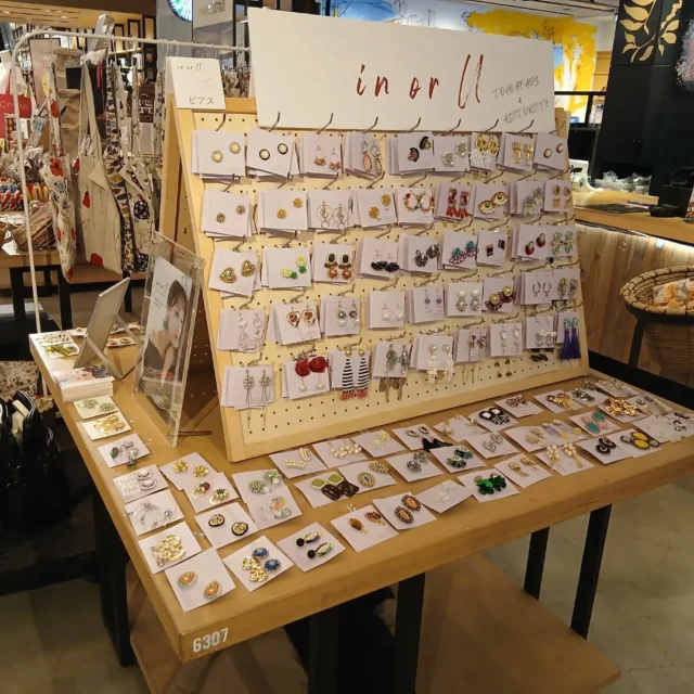 皆様本日より
柏の葉蔦屋書店様にて
inorU のポップアップが
開始になりました🐱
スターバックスコーヒー様前
お近くに御用の際は是非🐰
お待ちしてまーす🐶
つくばエクスプレス
柏の葉キャンパス駅下車
徒歩10分弱
車での来場もオススメです🦭